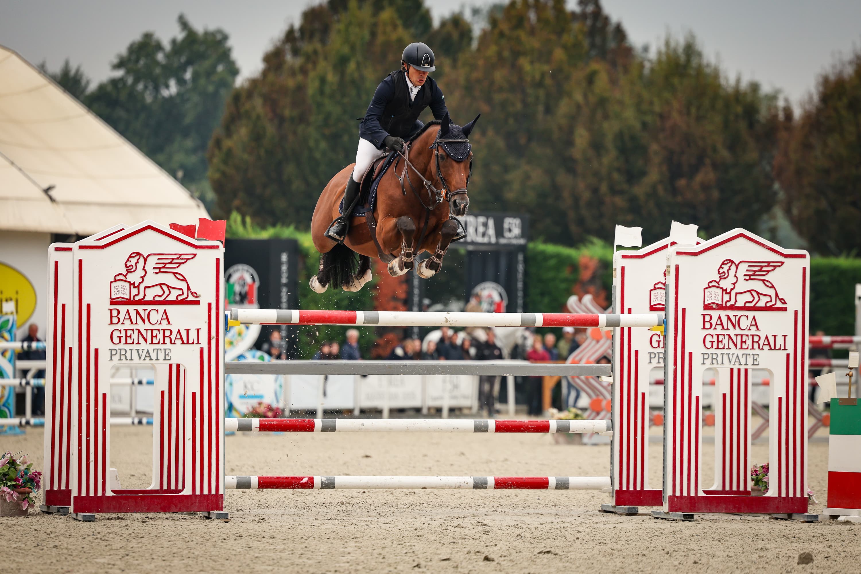 Cavaliere e cavallo durante un salto in gara a Etrea