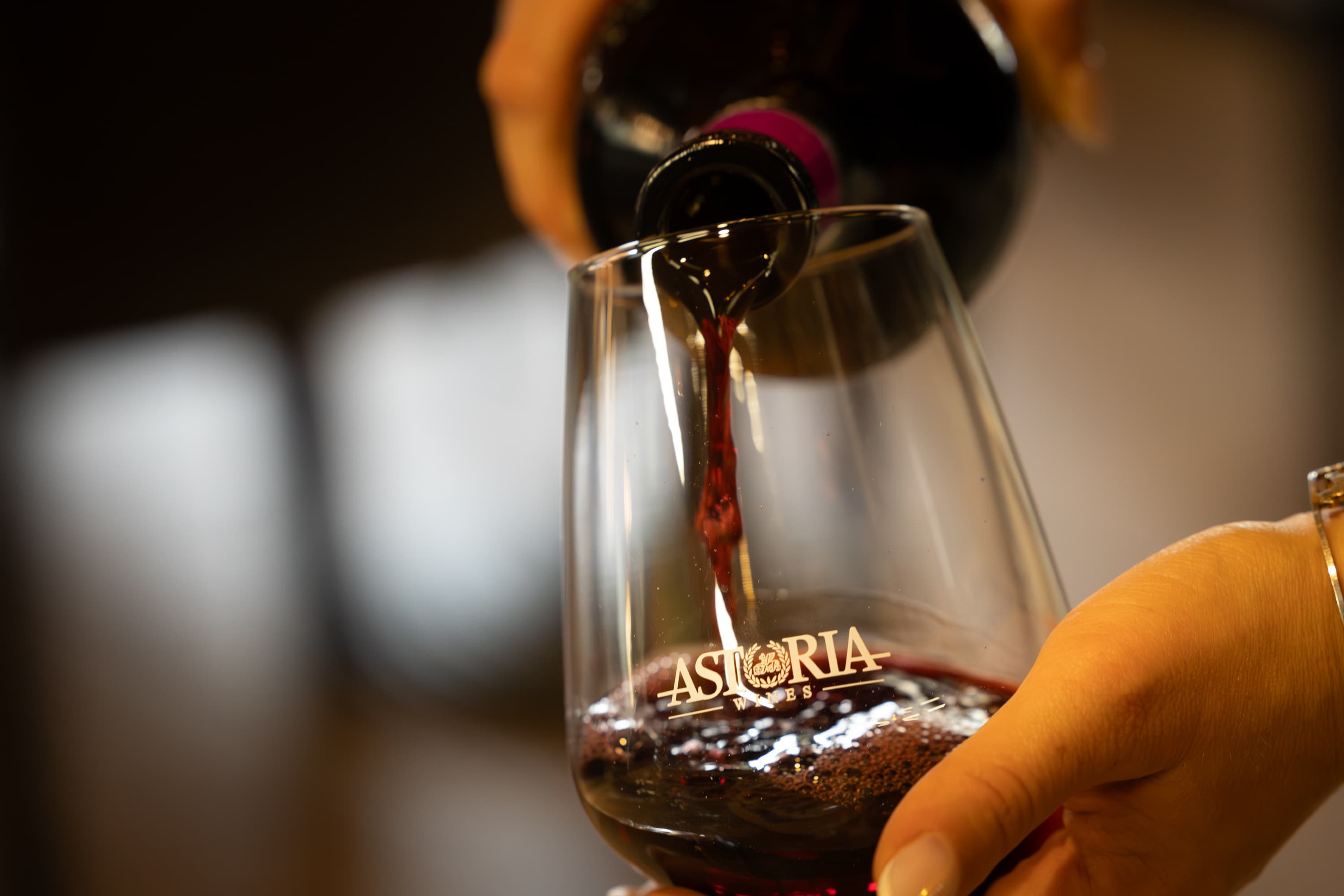 Un calice di vino al ristorante Etrea