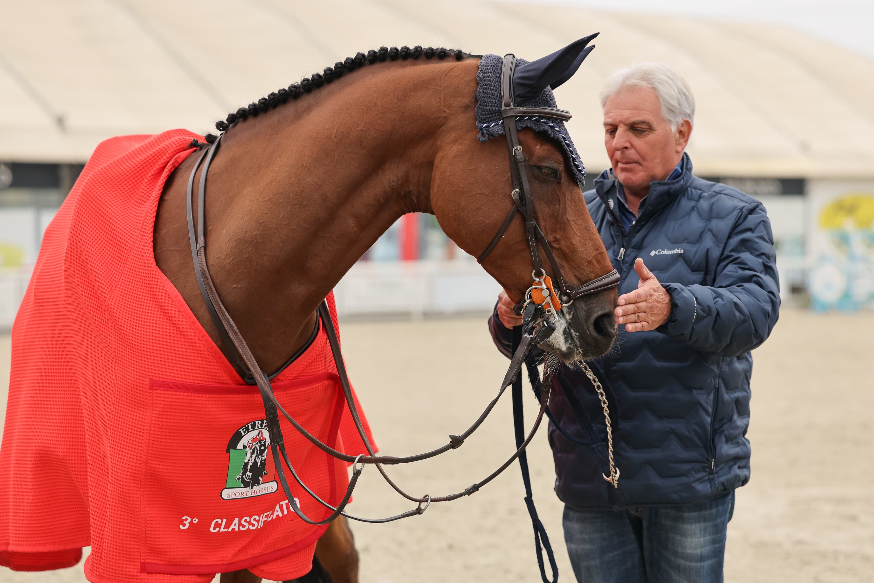 Franco Etrea accanto a un cavallo sportivo